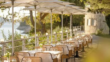 7 restaurants; lunch and dinner served