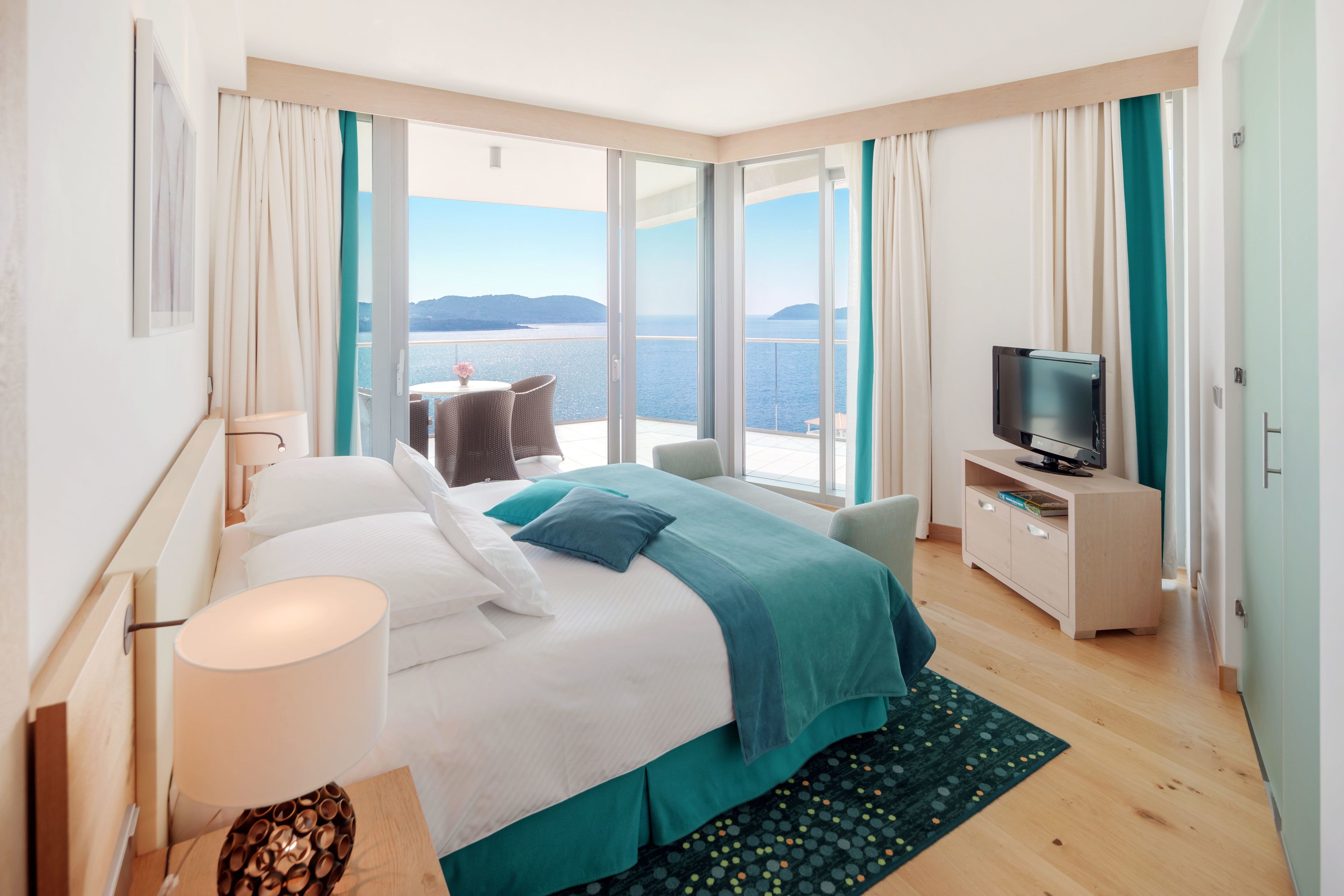 Ropa de cama de alta calidad, minibar, caja fuerte