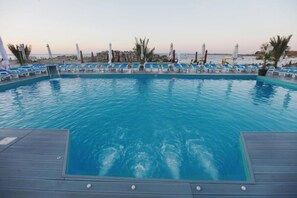 حمّام سباحة خارجي