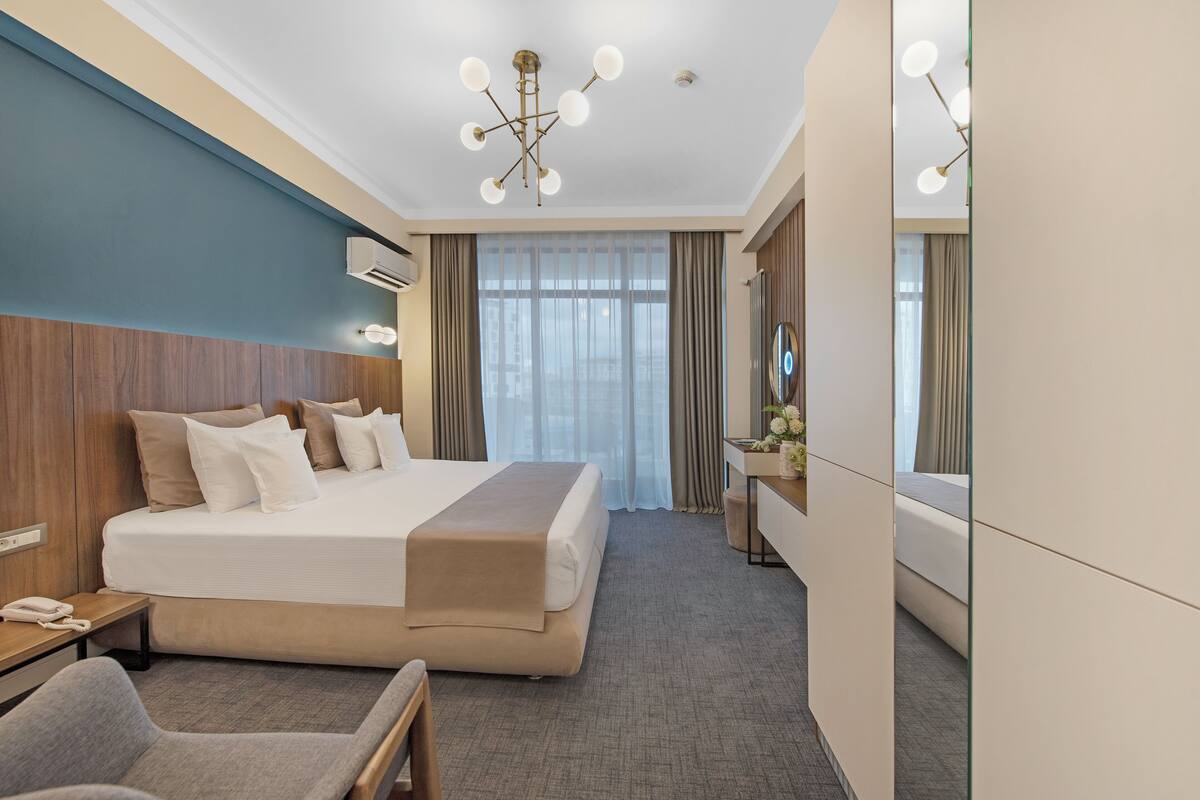 Minibar, in-room safe, desk, iron/ironing board (on request)