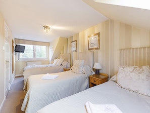 Standard Quadruple Room, 2 Double Beds | Desk, blackout curtains, iron/ironing board, free WiFi - Arden Guest House, Craigmillar Castle Edinburgh (Edinburgh)