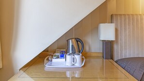 A hotel room with a bed, a bedside table with a lamp, a tray with a coffee maker, cups, and snacks. - Arden Guest House, Craigmillar Castle Edinburgh (Edinburgh)