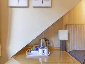 Escritorio, cortinas blackout y tabla de planchar con plancha 