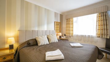 Standaard tweepersoonskamer, 1 tweepersoonsbed | Een bureau, verduisterende gordijnen, een strijkplank/strijkijzer