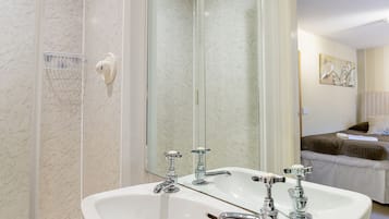 Standard Twin Room, 2 Single Beds | Bathroom sink