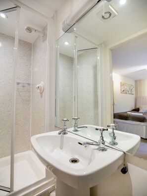 Standard Twin Room, 2 Single Beds | Bathroom sink