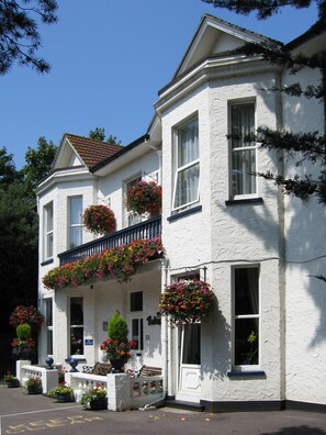 Front of property - Balincourt Guest House (Bournemouth)