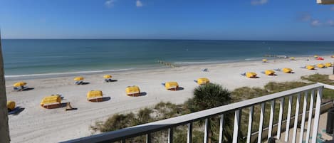 Monolocale Premier, 2 letti queen, balcone, fronte mare | Vista dalla camera