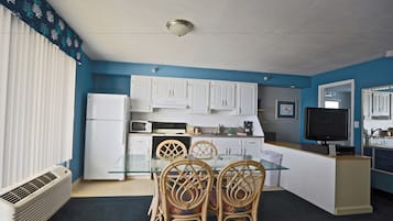 Premier Studio, 2 Queen Beds, Balcony, Sea Facing | Private kitchen