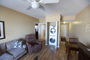 Phòng Suite, ban công, cạnh hồ bơi (Gulfview) | Két bảo mật tại phòng, màn/rèm cản sáng, bàn ủi/dụng cụ ủi quần áo 