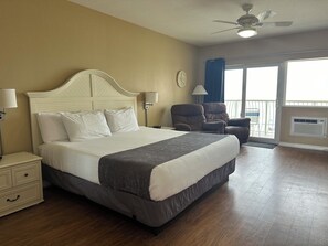 Studio, 1 King-Bett (Efficiency) | Wohnbereich | 32-Zoll-Flachbildfernseher mit Kabelempfang, Fernseher, DVD-Player