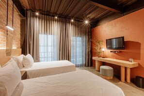 Roba de llit d'alta qualitat, cobrellits i minibar 