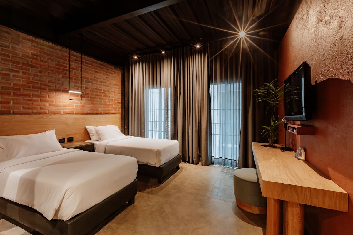 Ropa de cama de alta calidad, cubrecamas y minibar