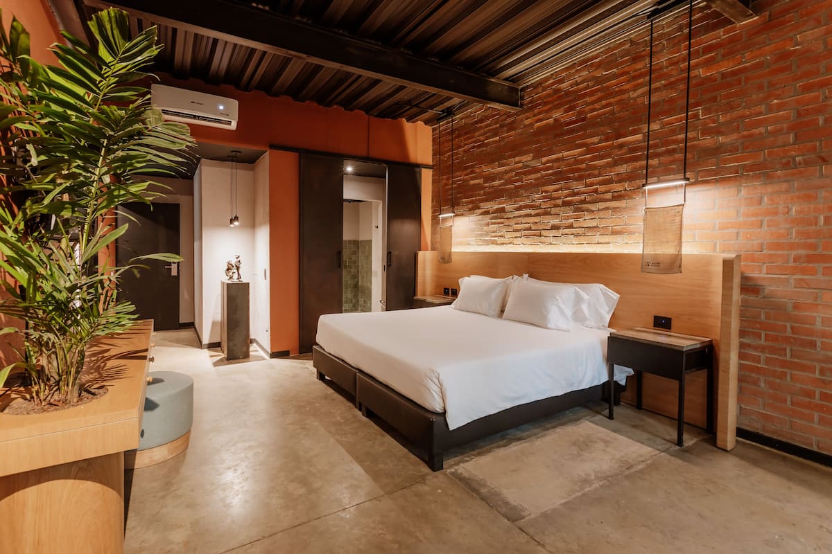 Ropa de cama de alta calidad, cubrecamas y minibar