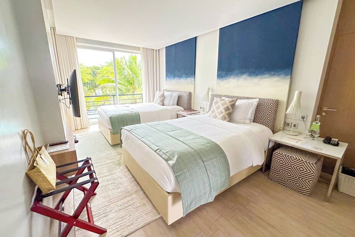 Cluster Standard Pool View | 1 habitación, edredón, minibar y caja de seguridad en la habitación