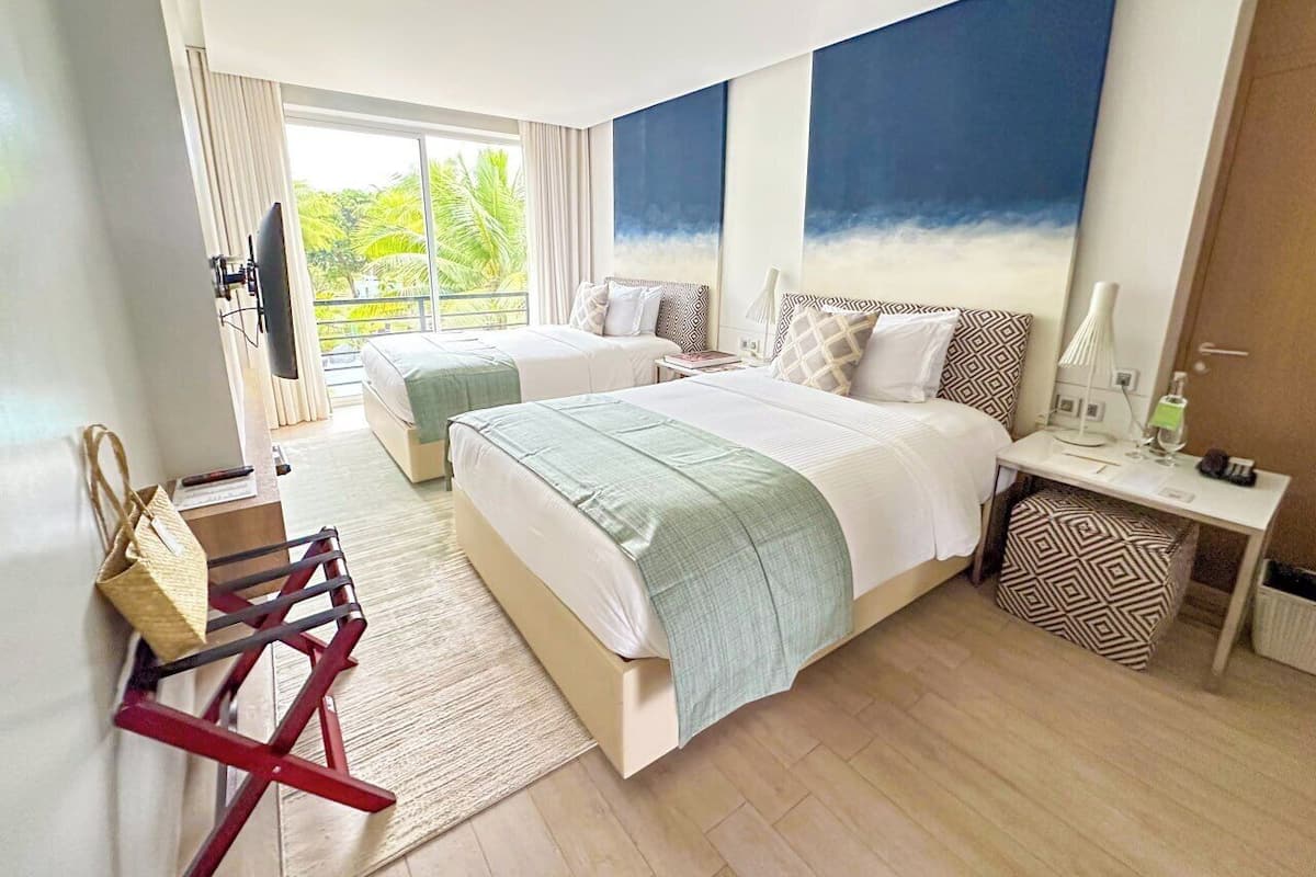 Cluster Standard Pool View | 1 dormitorio, edredones de plumas, minibar y caja fuerte