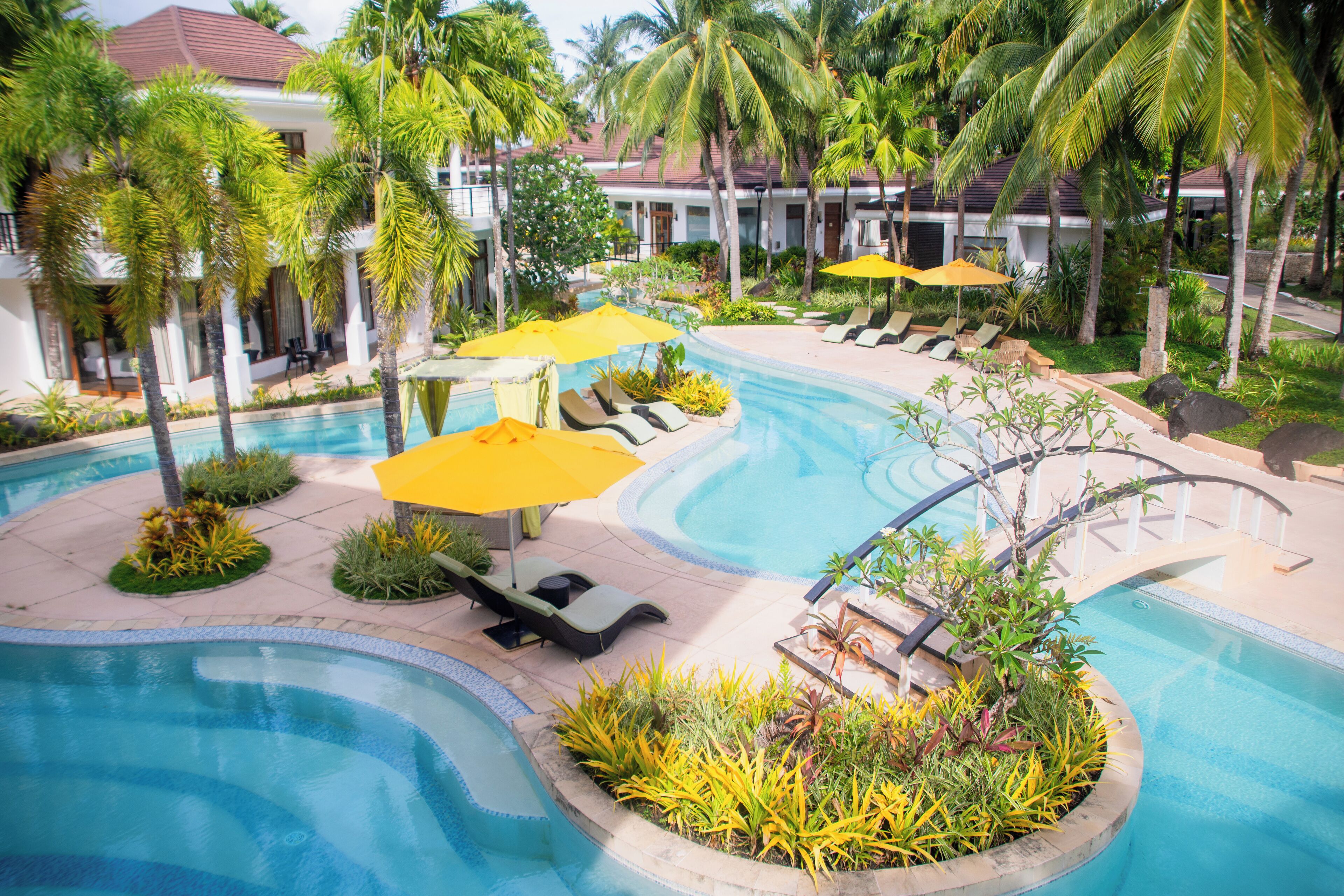 2 outdoor pools, pool umbrellas