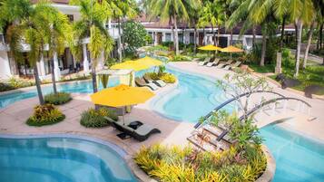 2 個室外泳池;泳池傘