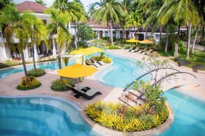 2 つの屋外プール、プール パラソル