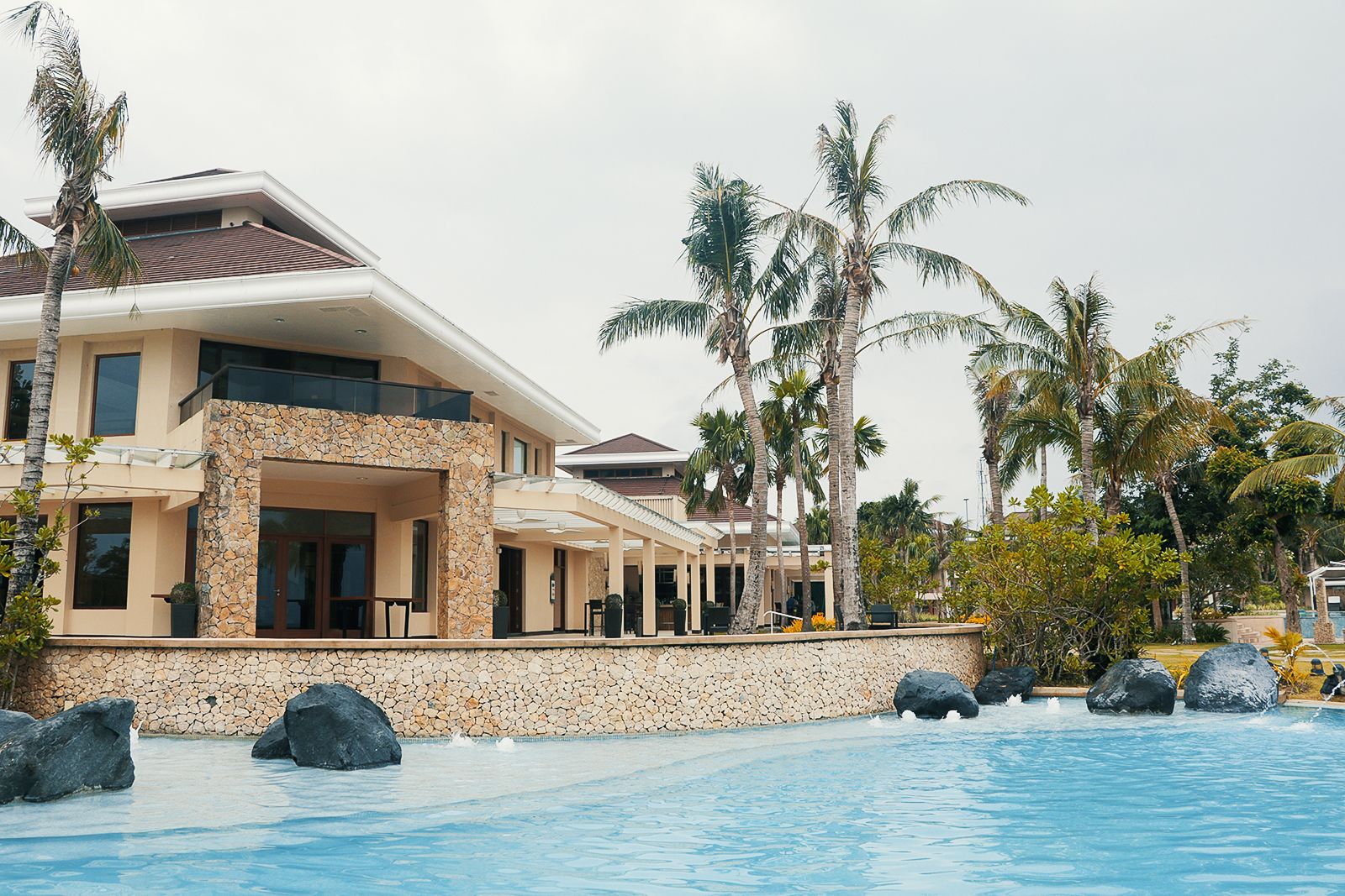 2 hồ bơi ngoài trời, dù/ô trên bãi biển/hồ bơi 