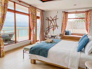 Villa, frente al mar | Edredón, minibar y caja de seguridad en la habitación