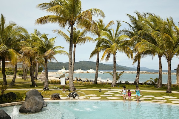 2 outdoor pools, pool umbrellas