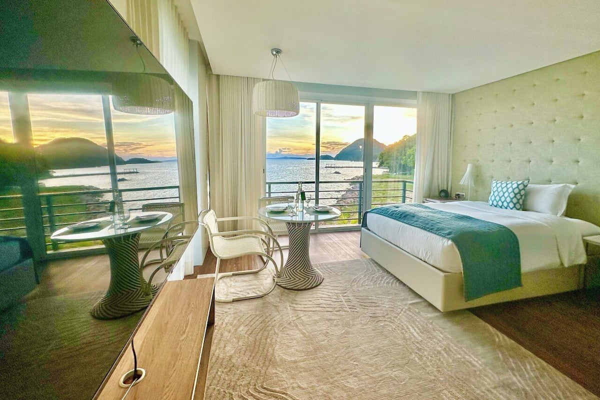 Habitación Premier, vistas al mar | 1 dormitorio, edredones de plumas, minibar y caja fuerte