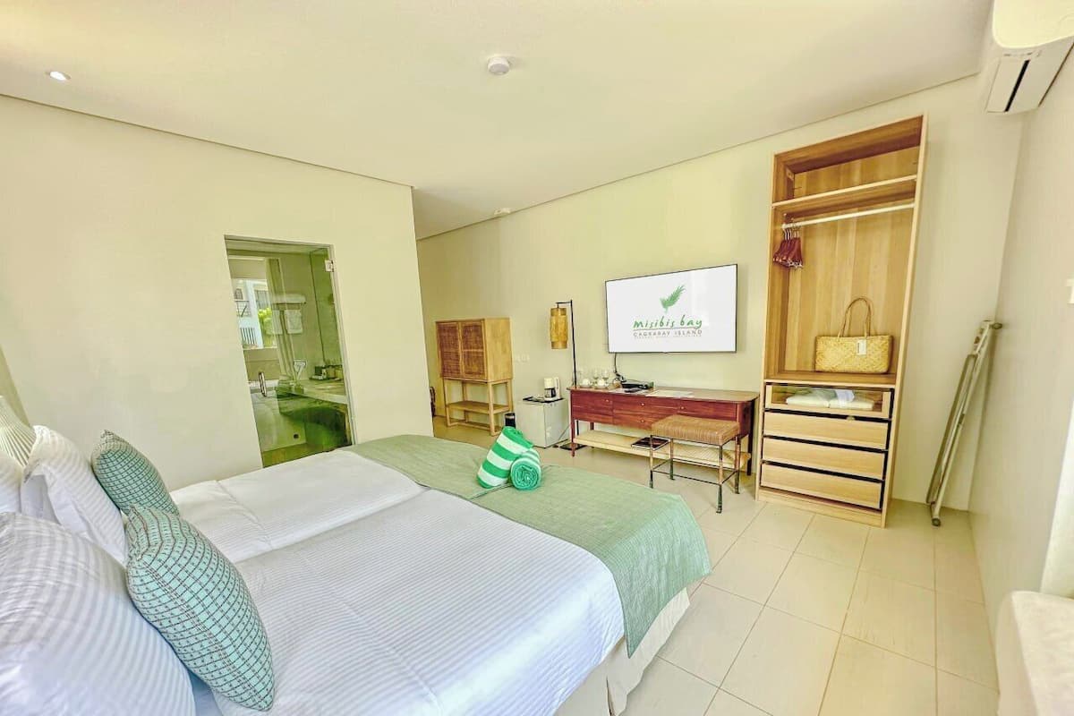 Habitación estándar, vistas al jardín | 1 dormitorio, edredones de plumas, minibar y caja fuerte