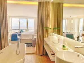 Dusche, Regendusche, Designer-Toilettenartikel, Bademäntel