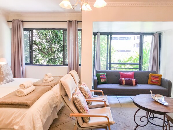 Studio Apartment | Egyptian cotton sheets, premium bedding, in-room safe - Sunshine Letting Apartments (Cape Town)