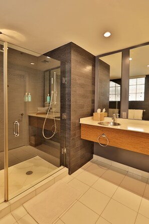 Standard Single Room | Bathroom | Shower, free toiletries, hair dryer, slippers - The Local House (Miami Beach)