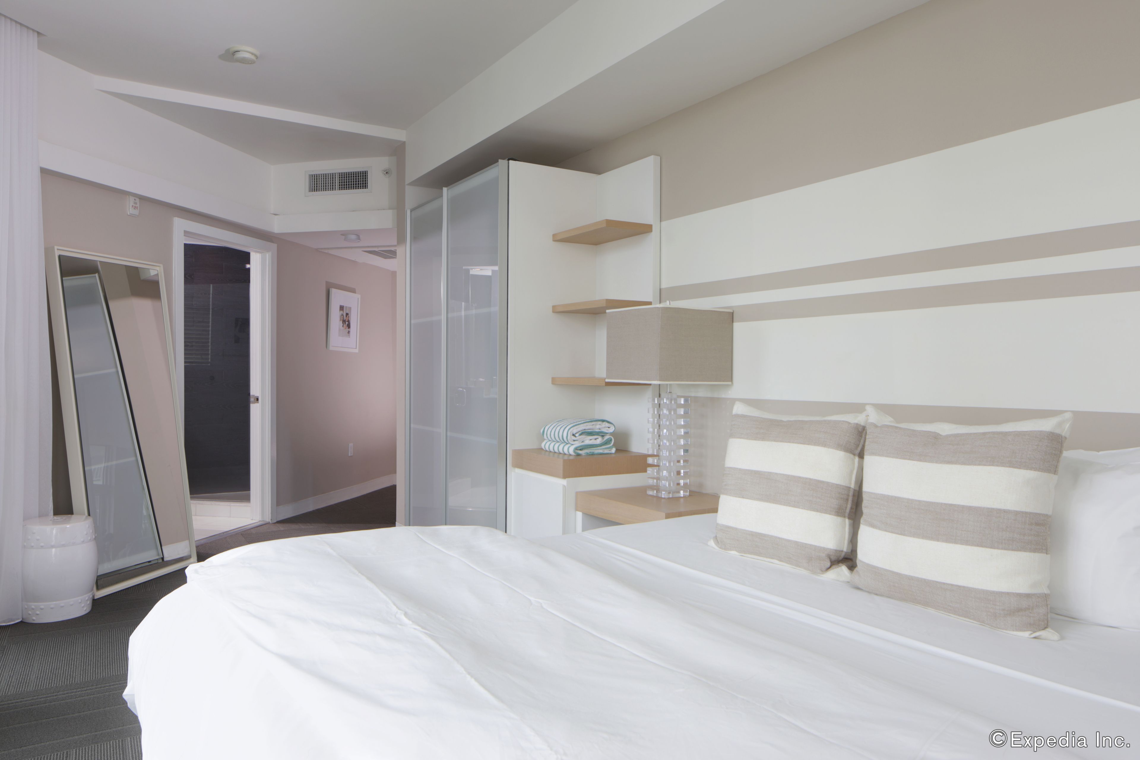 deluxe room, 1 king bed, partial ocean view | 1 bedroom, premium bedding, minibar, in-room safe