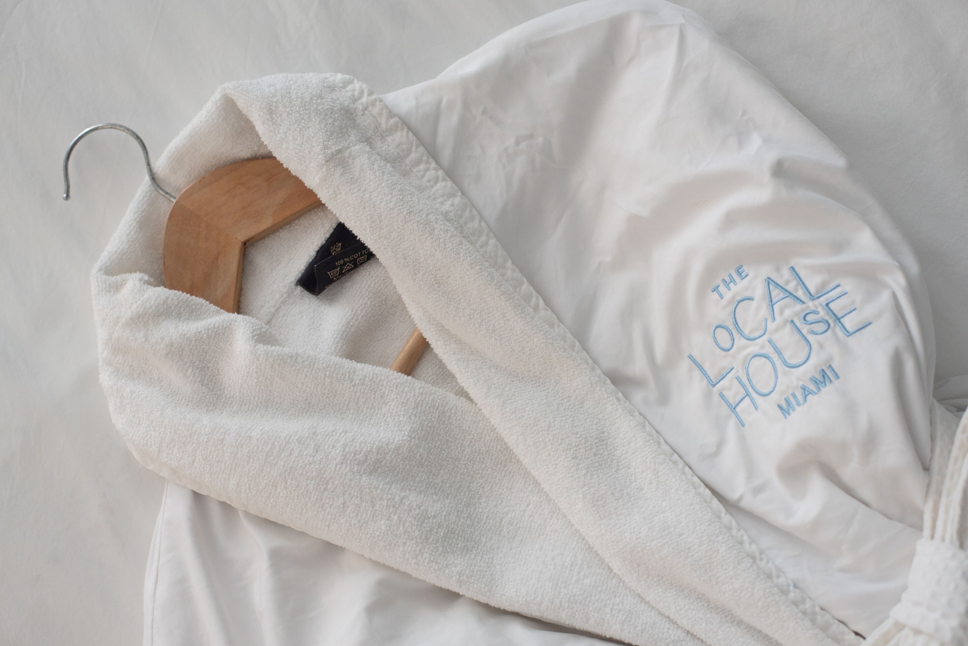 grand room, 1 king bed, partial ocean view | room amenity