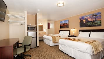 Habitación estándar, 2 camas Queen size | Cortinas blackout, tabla de planchar con plancha, cunas y camas extra