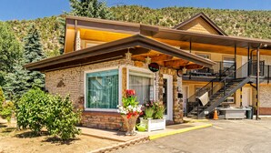 Un bâtiment à deux étages, doté d’une façade en briques, d’une enseigne accueillante et d’un escalier menant à l’étage supérieur.
