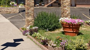 Une enseigne d’hôtel indiquant « Glenwood Springs Inn » et « L’endroit où les amis recommandent à leurs amis », ce qui signifie que l’établissement accepte les animaux de compagnie.