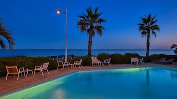 Piscine extérieure, parasols de plage, chaises longues