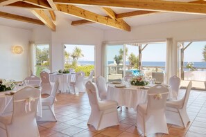 Indoor wedding - Paradou Mediterranee, BW Signature Collection (Sausset-les-Pins)