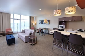 Suite Présidentielle, 1 très grand lit, balcon | Coin séjour