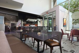 供应早餐、午餐和晚餐