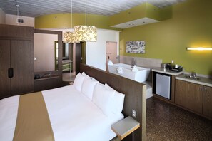 Habitación Deluxe, 1 cama King size | Baño | Amenidades de baño gratuitas, secadora de cabello, toallas, jabón 