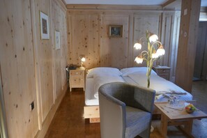 Een kluis op de kamer, een bureau, verduisterende gordijnen, gratis wifi
