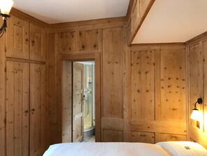 In-room safe, desk, blackout curtains, free WiFi - Hotel Traube (Scuol)