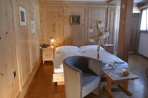 In-room safe, desk, blackout drapes, free WiFi - Hotel Traube (Scuol)