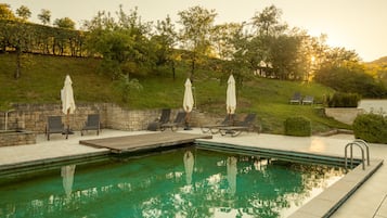 Innenpool, Außenpool (je nach Saison geöffnet)