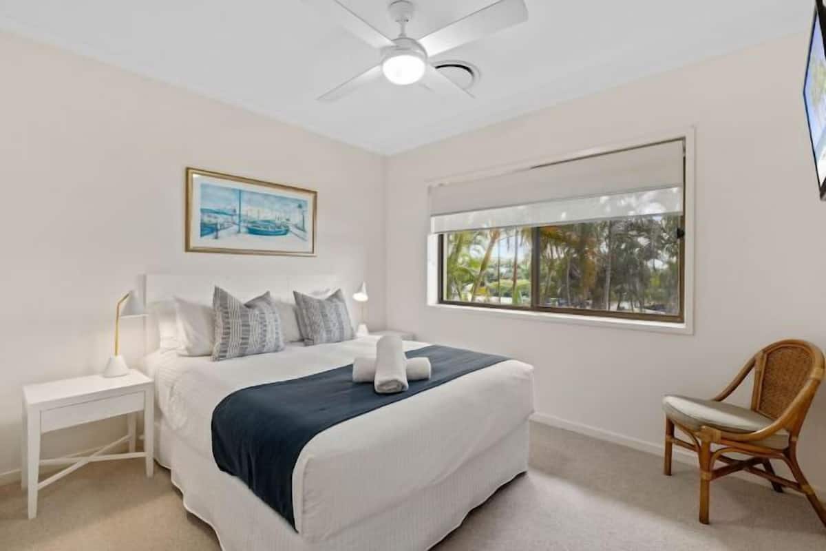 2 bedrooms, individually decorated, individually furnished