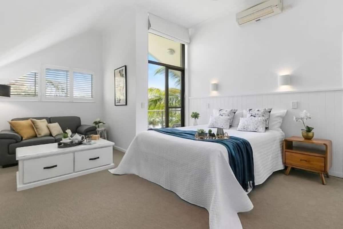 2 bedrooms, individually decorated, individually furnished