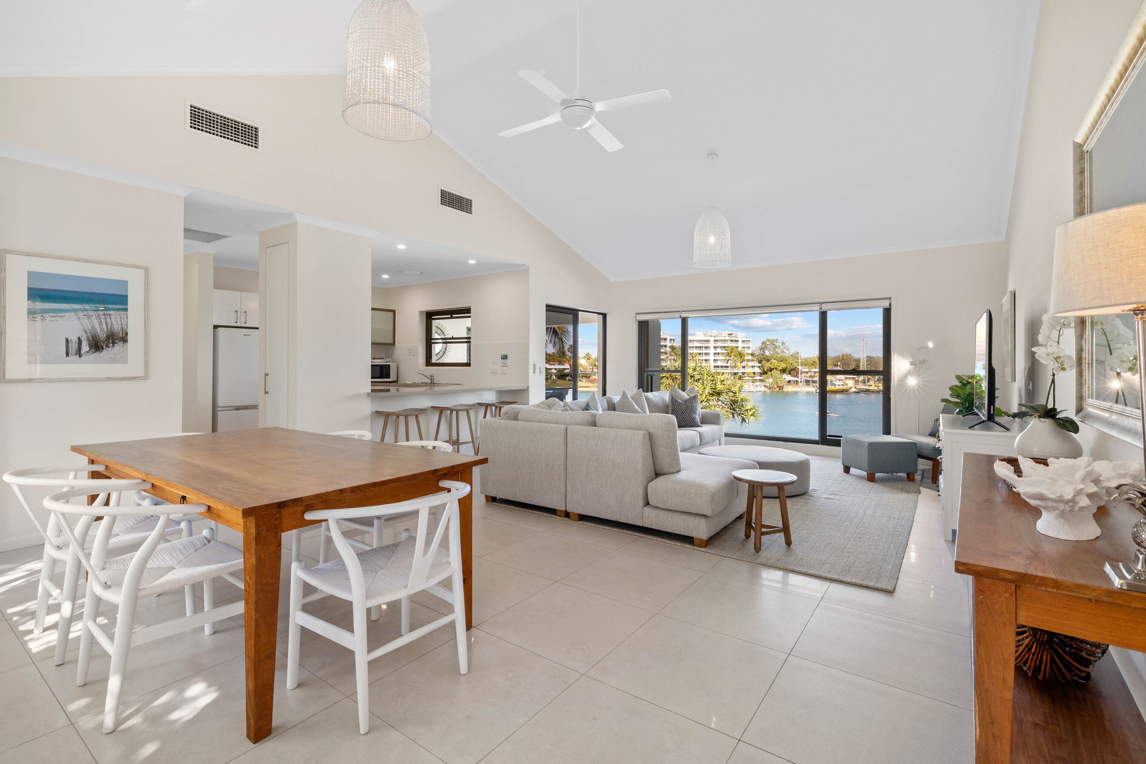 3 Bedroom Beachside Premium Apartment | Living area