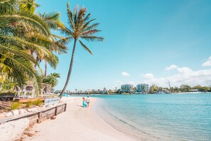 On the beach, white sand, kayaking, rowing - Culgoa Point Beach Resort (Noosa Heads)