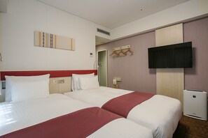 Cobrellits, minibar, escriptori i cortines opaques 